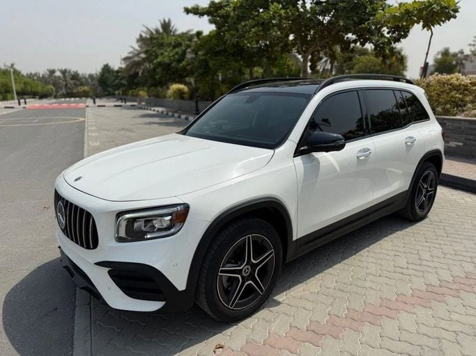 Подержанный Mercedes-Benz GLB 250 I (X247), 2.0 л, 2022 в Шардже от Alnawras Cars Белый цвет.  | AUTO.AE