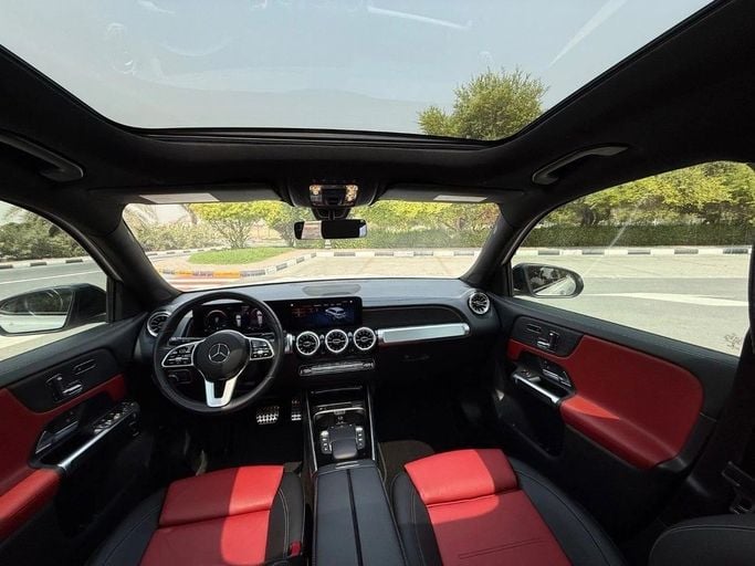 Подержанный Mercedes-Benz GLB 250 I (X247), 2.0 л, 2022 в Шардже от Alnawras Cars Белый цвет.  | AUTO.AE