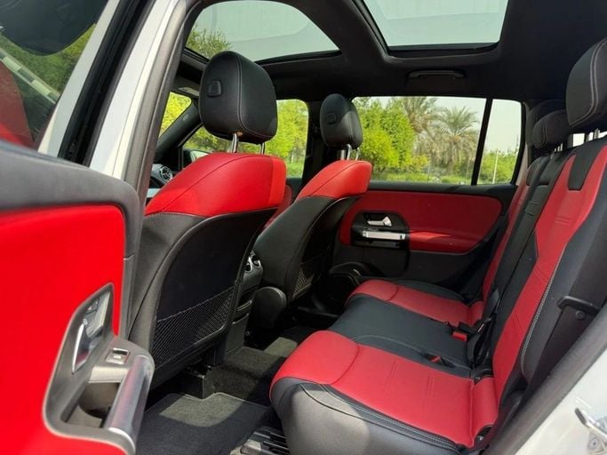 Подержанный Mercedes-Benz GLB 250 I (X247), 2.0 л, 2022 в Шардже от Alnawras Cars Белый цвет.  | AUTO.AE
