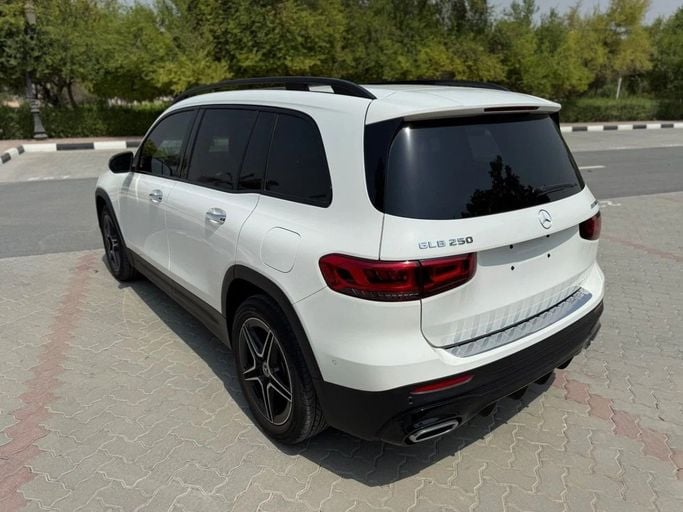 Подержанный Mercedes-Benz GLB 250 I (X247), 2.0 л, 2022 в Шардже от Alnawras Cars Белый цвет.  | AUTO.AE