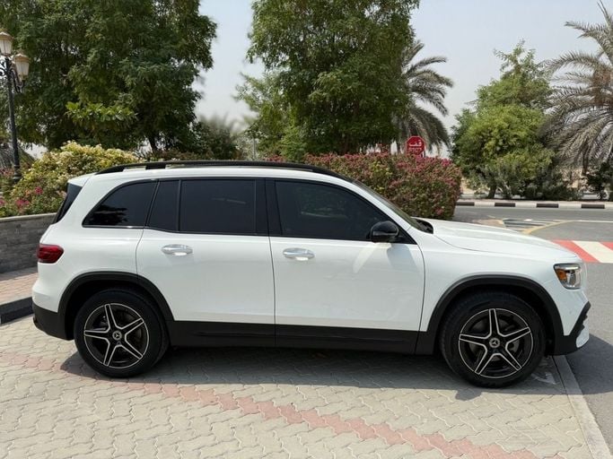 Подержанный Mercedes-Benz GLB 250 I (X247), 2.0 л, 2022 в Шардже от Alnawras Cars Белый цвет.  | AUTO.AE