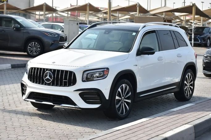 Подержанный Mercedes-Benz GLB 250 I (X247) Рестайлинг, 2.0 л, 2023 в Шардже от Alfaris Used Cars Белый цвет.  | AUTO.AE