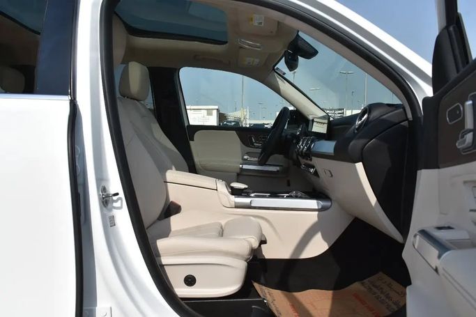 Подержанный Mercedes-Benz GLB 250 I (X247) Рестайлинг, 2.0 л, 2023 в Шардже от Alfaris Used Cars Белый цвет.  | AUTO.AE