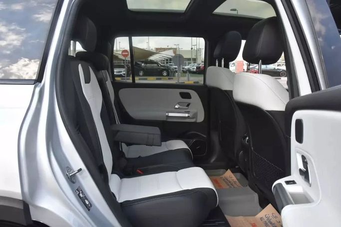 Подержанный Mercedes-Benz GLB 250 I (X247), 2.0 л, 2020 в Шардже от Alfaris Used Cars Серебристый цвет. Other | AUTO.AE