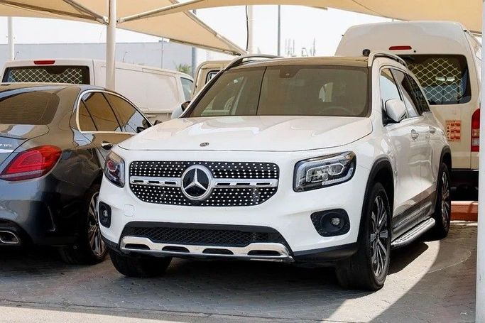 Подержанный Mercedes-Benz GLB 250 I (X247), 2.0 л, 2022 в Шардже от Al Majarah Used Cars Белый цвет. Американская | AUTO.AE