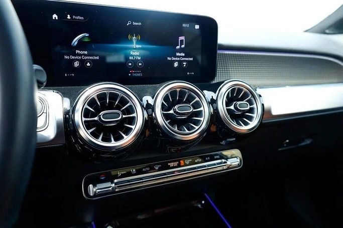 Подержанный Mercedes-Benz GLB 250 I (X247), 2.0 л, 2022 в Шардже от Al Majarah Used Cars Белый цвет. Американская | AUTO.AE