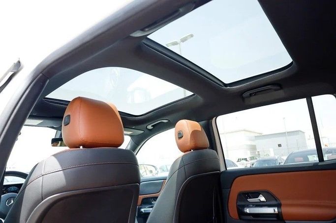 Подержанный Mercedes-Benz GLB 250 I (X247), 2.0 л, 2022 в Шардже от Al Majarah Used Cars Белый цвет. Американская | AUTO.AE