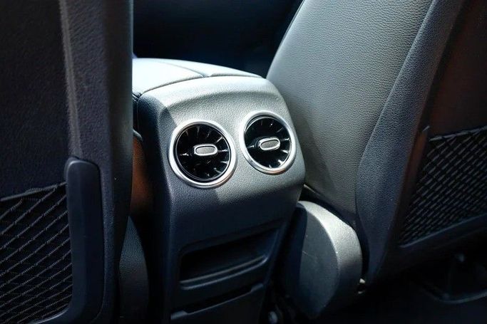 Подержанный Mercedes-Benz GLB 250 I (X247), 2.0 л, 2022 в Шардже от Al Majarah Used Cars Белый цвет. Американская | AUTO.AE