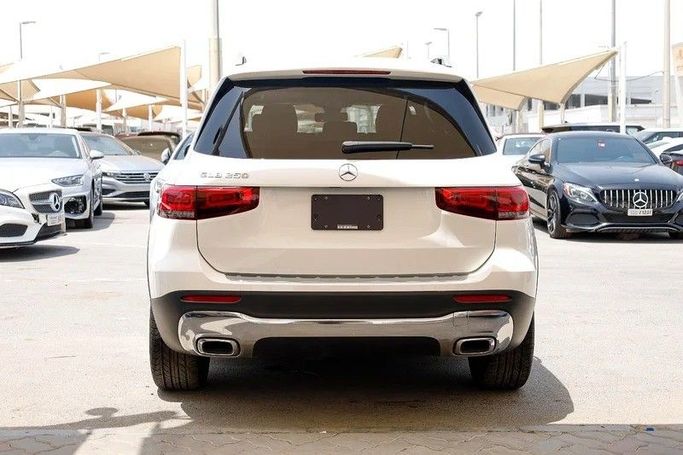 Подержанный Mercedes-Benz GLB 250 I (X247), 2.0 л, 2022 в Шардже от Al Majarah Used Cars Белый цвет. Американская | AUTO.AE