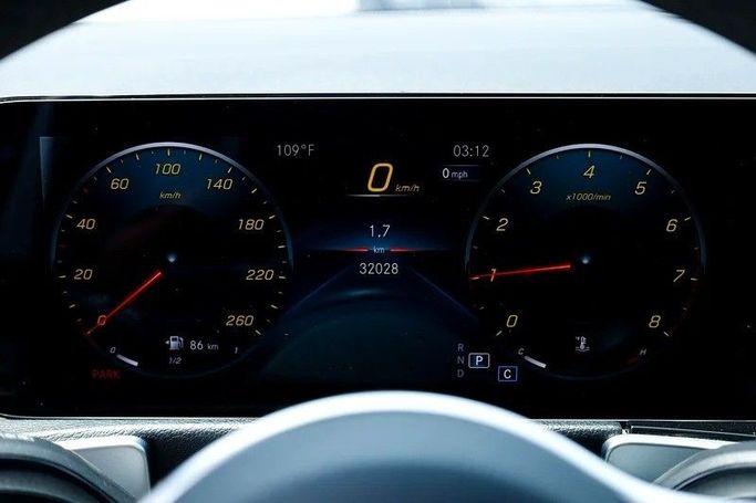 Подержанный Mercedes-Benz GLB 250 I (X247), 2.0 л, 2022 в Шардже от Al Majarah Used Cars Белый цвет. Американская | AUTO.AE