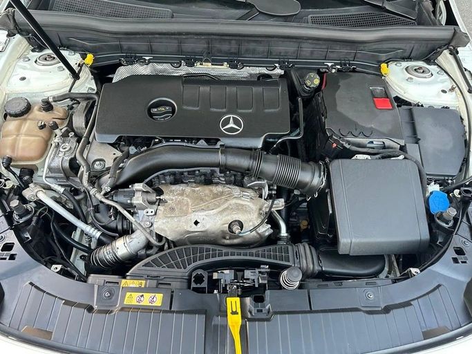 Подержанный Mercedes-Benz GLB 250 I (X247), 2.0 л, 2021 в Шардже от Al Hashal Used Cars Белый цвет. GCC | AUTO.AE