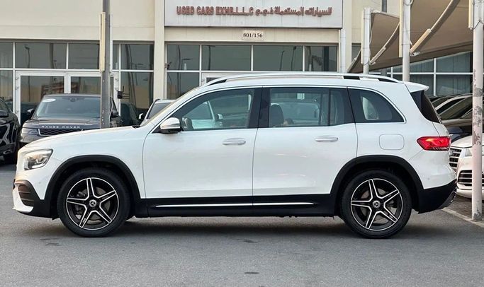 Подержанный Mercedes-Benz GLB 250 I (X247), 2.0 л, 2021 в Шардже от Al Hashal Used Cars Белый цвет. GCC | AUTO.AE