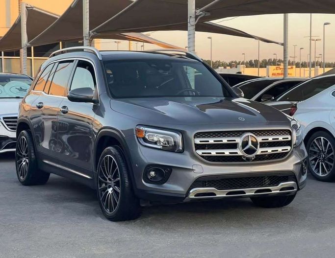 Подержанный Mercedes-Benz GLB 250 I (X247), 2.0 л, 2021 в Шардже от Al Nukhba Al Malakyah Used Cars Серый цвет. Американская | AUTO.AE