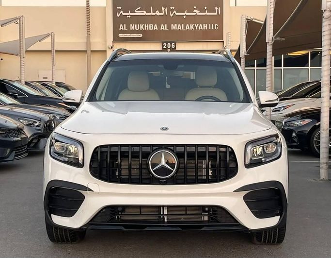 Подержанный Mercedes-Benz GLB 250 I (X247), 2.0 л, 2021 в Шардже от Al Nukhba Al Malakyah Used Cars Белый цвет. Американская | AUTO.AE