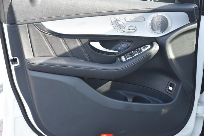 Подержанный Mercedes-Benz GLC Coupe AMG 63 AMG S I (C253) Рестайлинг, 4.0 л, 2020 в Шардже от Alfaris Used Cars Белый цвет.  | AUTO.AE