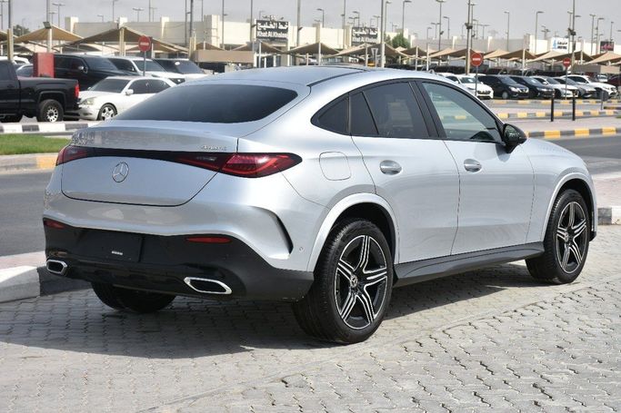 Подержанный Mercedes-Benz GLC Coupe 300 II (C254), 2.0 л, 2024 в Шардже от Alfaris Used Cars Серебристый цвет.  | AUTO.AE