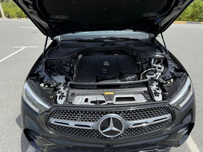 Подержанный Mercedes-Benz GLC Coupe 300 II (C254), 2.0 л, 2024 в Шардже от Alnawras Cars Черный цвет.  | AUTO.AE