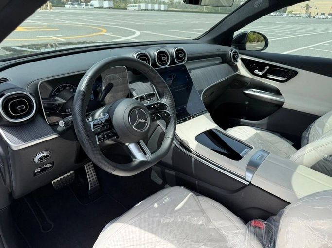 Подержанный Mercedes-Benz GLC Coupe 300 II (C254), 2.0 л, 2024 в Шардже от Alnawras Cars Черный цвет.  | AUTO.AE