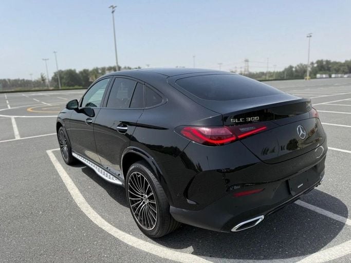 Подержанный Mercedes-Benz GLC Coupe 300 II (C254), 2.0 л, 2024 в Шардже от Alnawras Cars Черный цвет.  | AUTO.AE