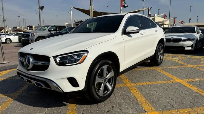 Подержанный Mercedes-Benz GLC Coupe 300 II (C254), 2.0 л, 2023 в Шардже от Karkuk Used Cars Белый цвет. Канадская | AUTO.AE
