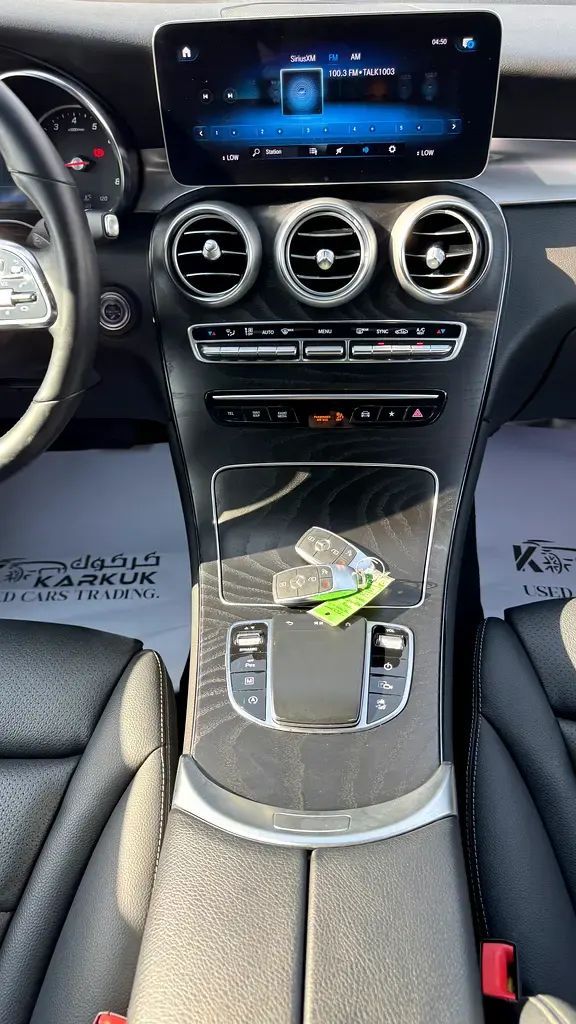 Подержанный Mercedes-Benz GLC Coupe 300 II (C254), 2.0 л, 2023 в Шардже от Karkuk Used Cars Белый цвет. Канадская | AUTO.AE