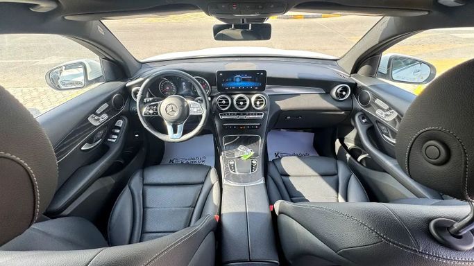 Подержанный Mercedes-Benz GLC Coupe 300 II (C254), 2.0 л, 2023 в Шардже от Karkuk Used Cars Белый цвет. Канадская | AUTO.AE