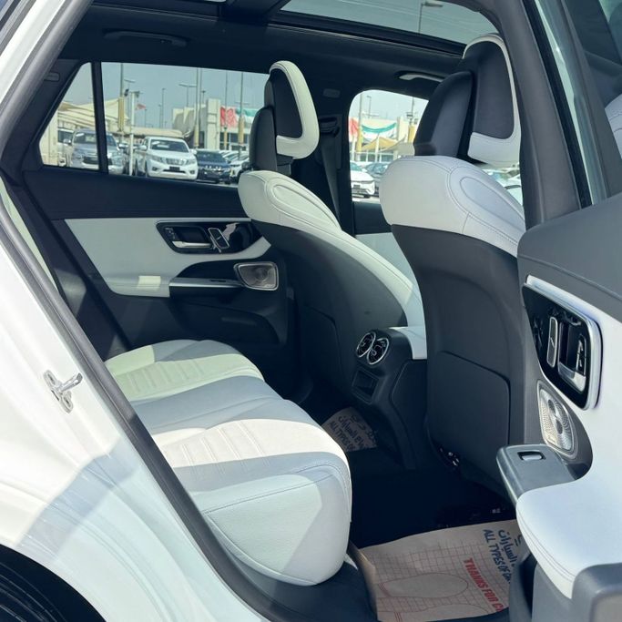 Подержанный Mercedes-Benz GLC 300 II (X254), 2.0 л, 2023 в Шардже от Alfaris Used Cars Белый цвет.  | AUTO.AE