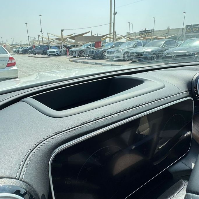Подержанный Mercedes-Benz GLC 300 II (X254), 2.0 л, 2023 в Шардже от Alfaris Used Cars Белый цвет.  | AUTO.AE