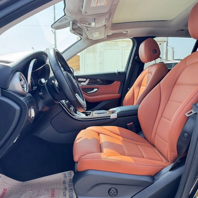 Подержанный Mercedes-Benz GLC 200 I (X253) Рестайлинг, 2.0 л, 2020 в Шардже от Alfaris Used Cars Черный цвет.  | AUTO.AE