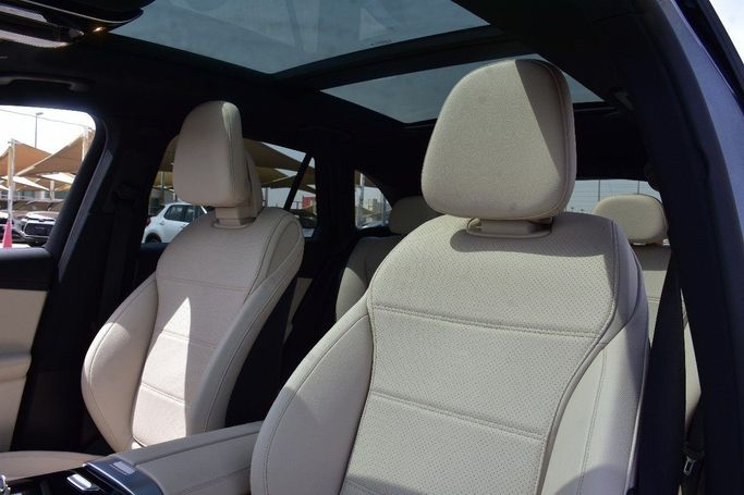 Подержанный Mercedes-Benz GLC 300 II (X254), 2.0 л, 2023 в Шардже от Alfaris Used Cars Серый цвет.  | AUTO.AE