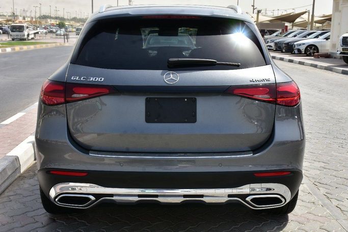 Подержанный Mercedes-Benz GLC 300 II (X254), 2.0 л, 2023 в Шардже от Alfaris Used Cars Серый цвет.  | AUTO.AE