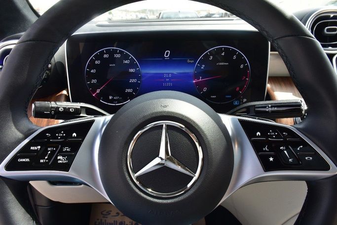 Подержанный Mercedes-Benz GLC 300 II (X254), 2.0 л, 2023 в Шардже от Alfaris Used Cars Серый цвет.  | AUTO.AE