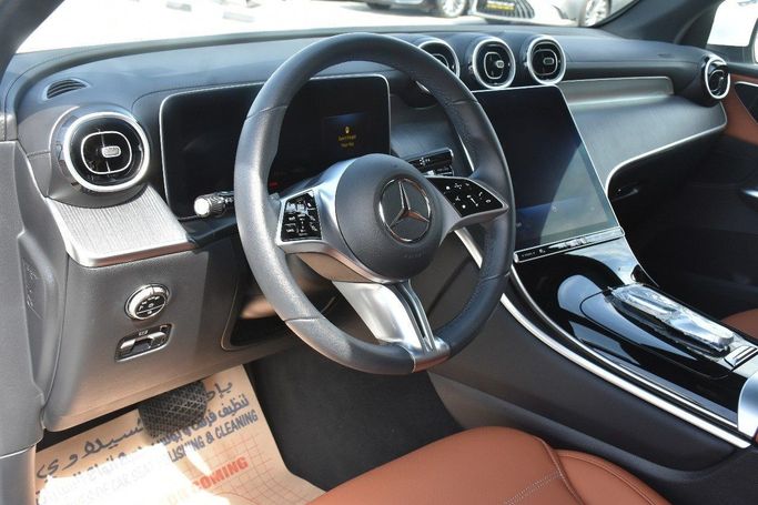 Подержанный Mercedes-Benz GLC 300 II (X254), 2.0 л, 2023 в Шардже от Alfaris Used Cars Белый цвет.  | AUTO.AE