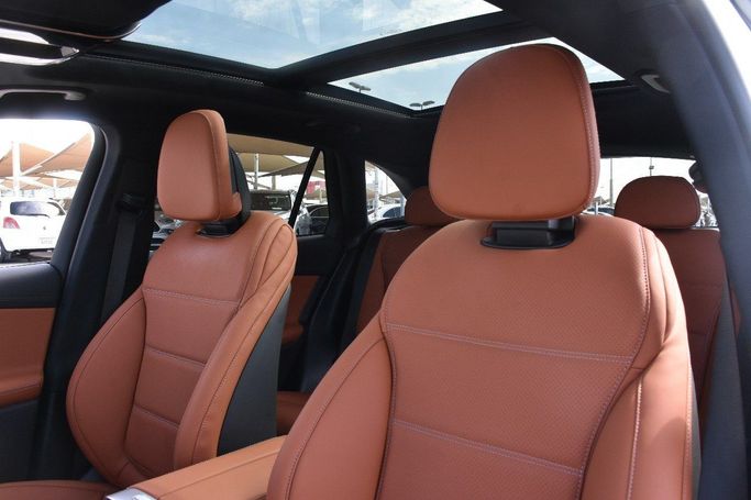 Подержанный Mercedes-Benz GLC 300 II (X254), 2.0 л, 2023 в Шардже от Alfaris Used Cars Белый цвет.  | AUTO.AE