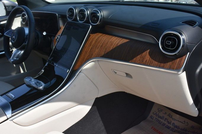 Подержанный Mercedes-Benz GLC 300 II (X254), 2.0 л, 2023 в Шардже от Alfaris Used Cars Серый цвет.  | AUTO.AE