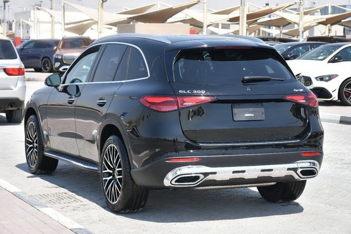 Подержанный Mercedes-Benz GLC 300 II (X254), 2.0 л, 2023 в Шардже от Alfaris Used Cars Черный цвет.  | AUTO.AE