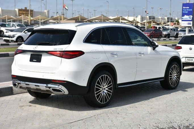 Подержанный Mercedes-Benz GLC 300 II (X254), 2.0 л, 2023 в Шардже от Alfaris Used Cars Белый цвет.  | AUTO.AE