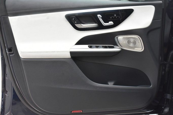 Подержанный Mercedes-Benz GLC 300 II (X254), 2.0 л, 2023 в Шардже от Alfaris Used Cars Синий цвет.  | AUTO.AE