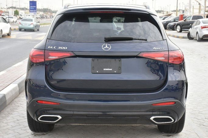 Подержанный Mercedes-Benz GLC 300 II (X254), 2.0 л, 2023 в Шардже от Alfaris Used Cars Синий цвет.  | AUTO.AE