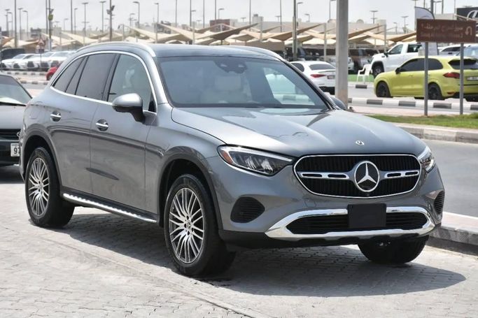 Подержанный Mercedes-Benz GLC 300 II (X254), 2.0 л, 2023 в Шардже от Alfaris Used Cars Серый цвет.  | AUTO.AE