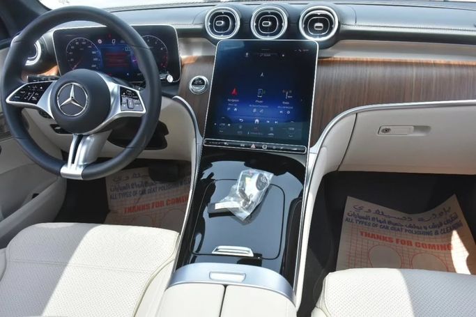 Подержанный Mercedes-Benz GLC 300 II (X254), 2.0 л, 2023 в Шардже от Alfaris Used Cars Серый цвет.  | AUTO.AE