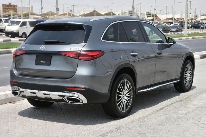 Подержанный Mercedes-Benz GLC 300 II (X254), 2.0 л, 2023 в Шардже от Alfaris Used Cars Серый цвет.  | AUTO.AE