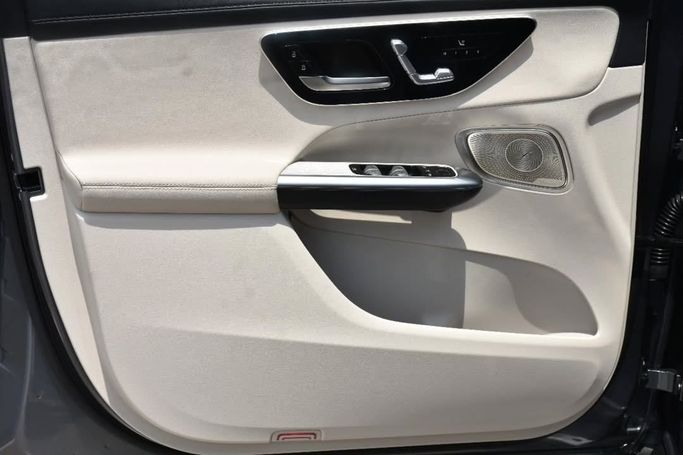 Подержанный Mercedes-Benz GLC 300 II (X254), 2.0 л, 2023 в Шардже от Alfaris Used Cars Серый цвет.  | AUTO.AE