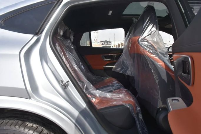 Новый Mercedes-Benz GLC 300 II (X254), 2.0 л, 2024 в Шардже от Alfaris Used Cars Серебристый цвет.  | AUTO.AE