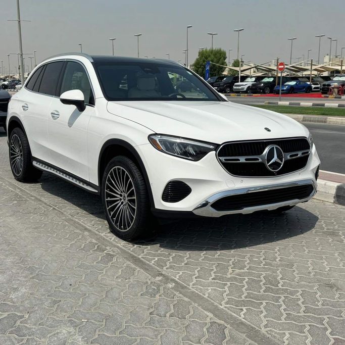 Подержанный Mercedes-Benz GLC 300 II (X254), 2.0 л, 2023 в Шардже от Alfaris Used Cars Белый цвет. Other | AUTO.AE