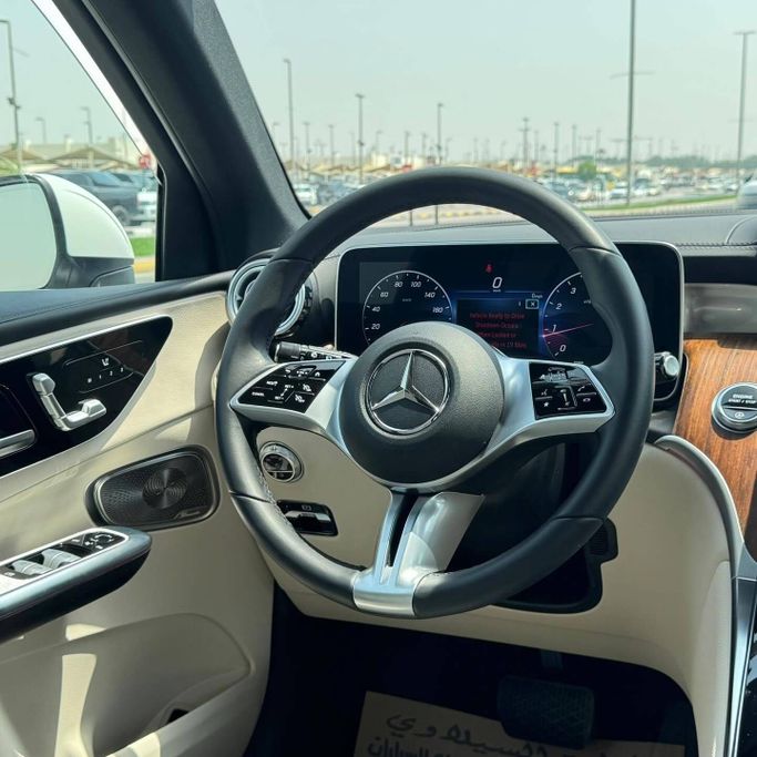 Подержанный Mercedes-Benz GLC 300 II (X254), 2.0 л, 2023 в Шардже от Alfaris Used Cars Белый цвет. Other | AUTO.AE