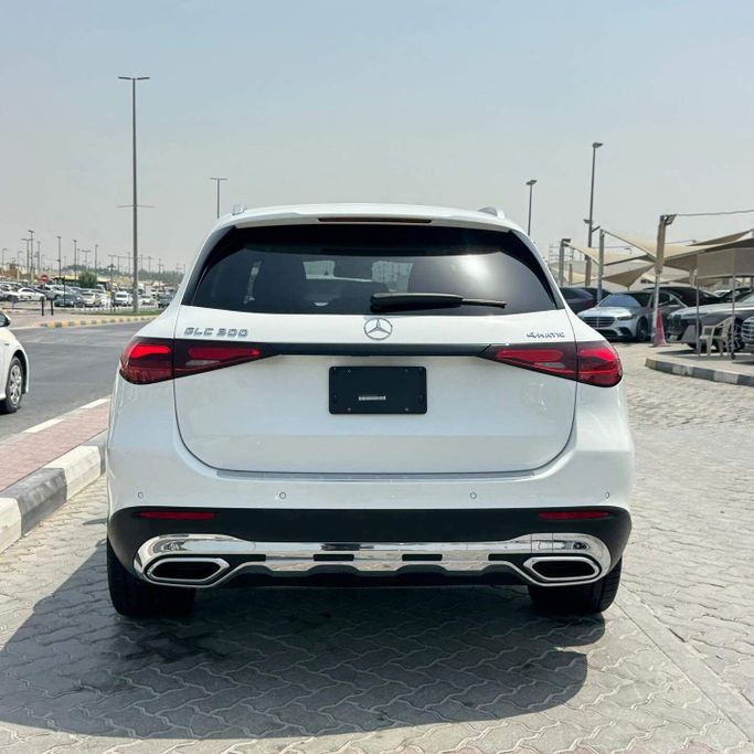 Подержанный Mercedes-Benz GLC 300 II (X254), 2.0 л, 2023 в Шардже от Alfaris Used Cars Белый цвет. Other | AUTO.AE