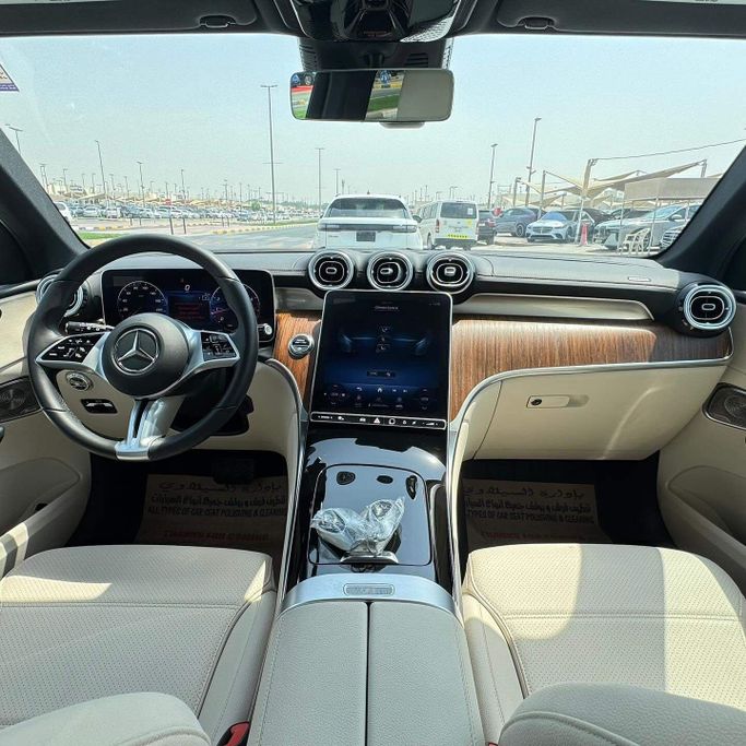 Подержанный Mercedes-Benz GLC 300 II (X254), 2.0 л, 2023 в Шардже от Alfaris Used Cars Белый цвет. Other | AUTO.AE