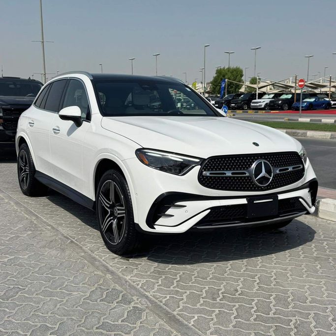 Подержанный Mercedes-Benz GLC 300 II (X254), 2.0 л, 2023 в Шардже от Alfaris Used Cars Белый цвет. Other | AUTO.AE