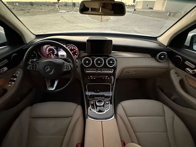 Подержанный Mercedes-Benz GLC 300 I (X253) Рестайлинг, 2.0 л, 2019 в Шардже от Al Aayan Used Cars Белый цвет. Американская | AUTO.AE